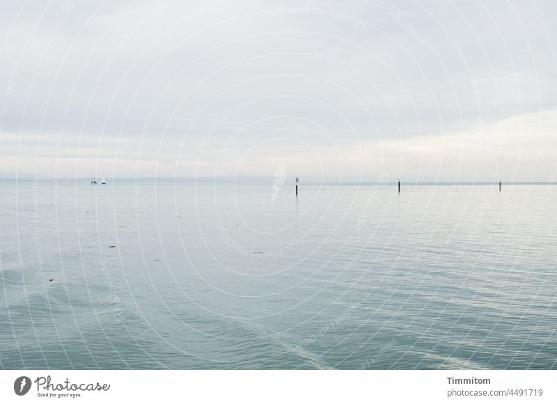 Bodensee - hier ganz sanft Wasser Wellen ruhig Weite Pfosten Schilder und Markierungen Horizont Berge Himmel Wolken Ferien & Urlaub & Reisen Boote Landschaft