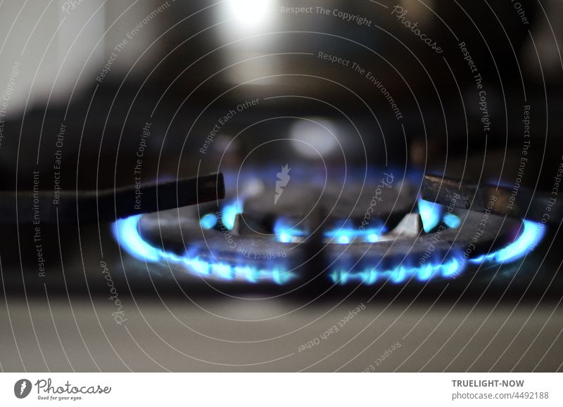 Noch brennen sie lustig auf dem Herd: die Gasflammen aus zwei übereinander liegenden Brennköpfen für größere Töpfe oder Pfannen. Aber das Gas soll jetzt ja teuer werden.