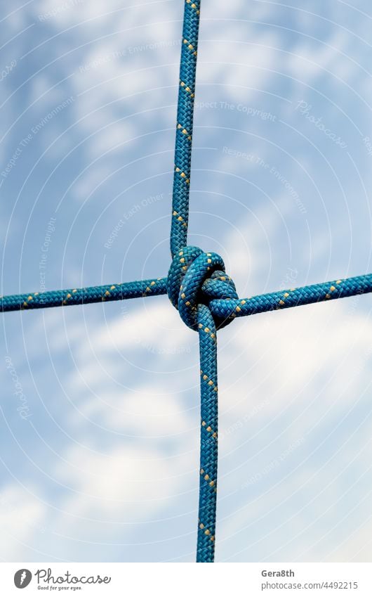 viele Seile und ein großer Knoten gegen den blauen Himmel. abstrakt Partnerin Hintergrund Wegbiegung blanko blauer Himmel Himmel Bündel Klettern schließen