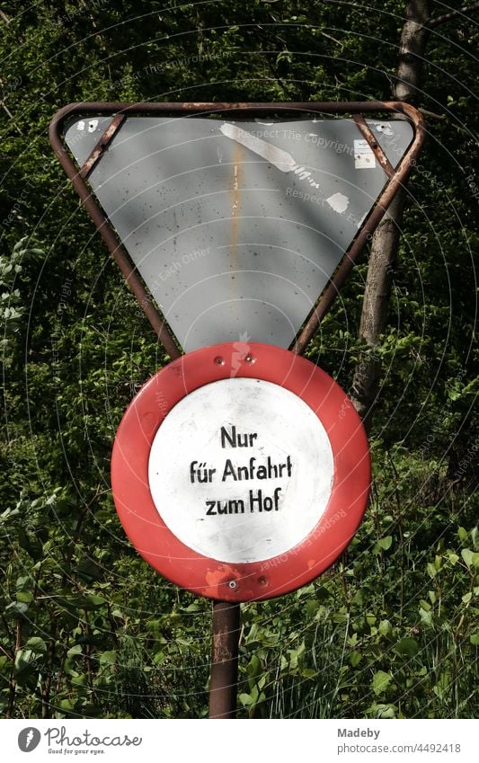 Altes Verkehrszeichen Durchfahrt Verboten. Nur für Anfahrt zum Hof im Sonnenschein am Gut Menkhausen in Oerlinghausen bei Bielefeld am Hermannsweg im Teutoburger Wald in Ostwestfalen-Lippe