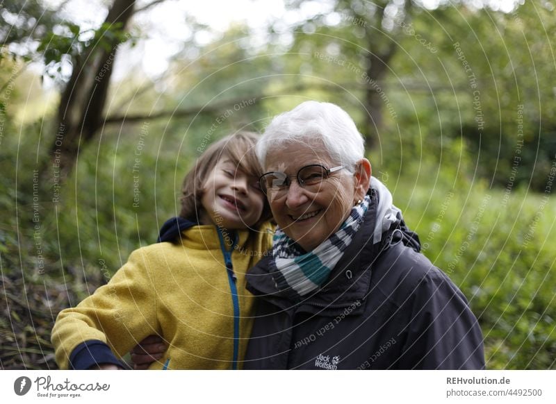 Oma mit Enkel in der Natur Großmutter Senior Kindheit Brille Umwelt Familie & Verwandtschaft Mensch 2 Frau Weiblicher Senior Junge Glück Zusammensein natürlich