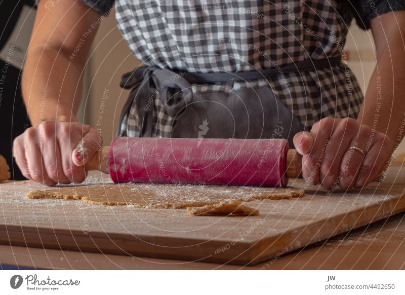 Junge Frau beim Plätzchen backen Plätzchen ausstechen Weihnachtsgebäck Ausstechform Plätzchenteig Weihnachten & Advent Farbfoto lecker Teigwaren Mehl süß