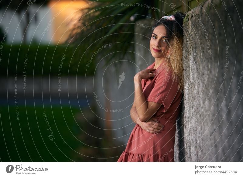 Kaukasische hispanische Frau mit einem schönen rosa Kleid und Pin-up-Stil lässig Stehen Rennen gemischt anhaben Menschen Person attraktiv Porträt Erwachsener