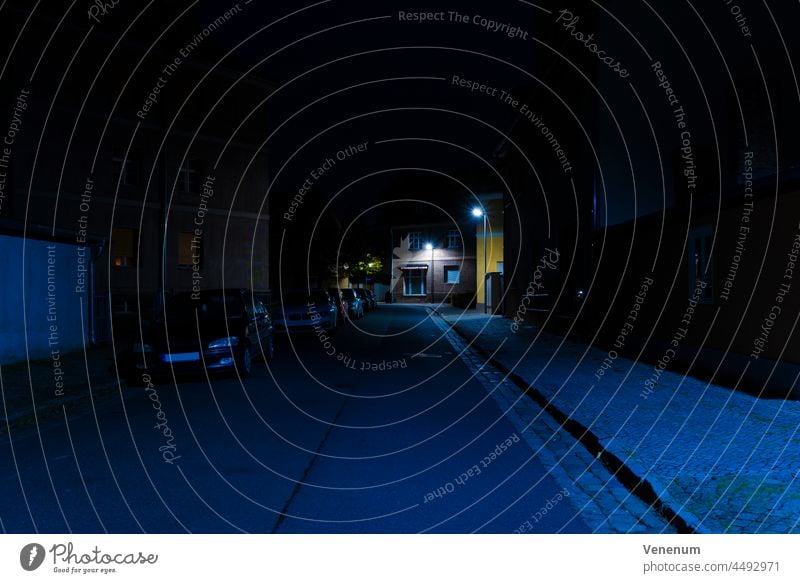 Kleine Seitenstraße bei Nacht in der Kleinstadt Luckenwalde in Deutschland nachts Straße Straßen Gebäude Teltow-Fläming Straßenbelag Bürgersteig Fußweg Laternen