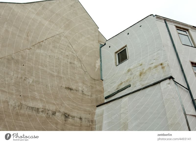 Verwinkeltes Haus haus wohnhaus ecke nische verwinkelt fassade fenster giebel wohnen wohngebiet architektur regenrinne regenrohr fallrohr spur historie