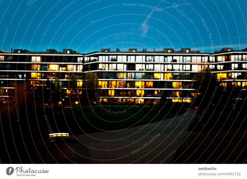 Neubau am Gleisdreieckpark am Abend abend außen bewegung bunt dunkelheit dynamik dämmerung fassade feierabend fenster haus himmel innenstadt licht lichtspiel