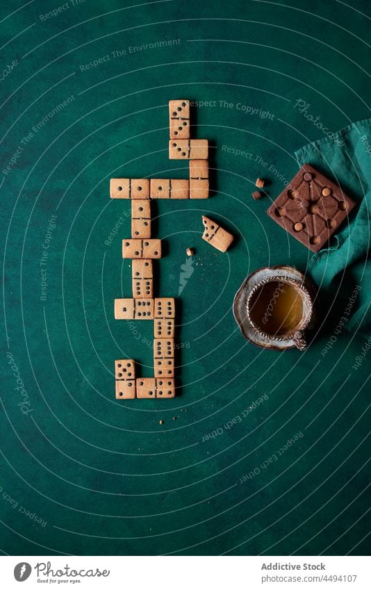 Domino-Kekse neben heißem Kaffee Dominosteine essbar Dessert süß Gebäck trinken Biskuit Leckerbissen gebacken lecker geschmackvoll Getränk Konditorei Tasse