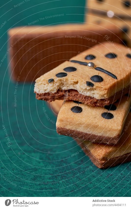 Domino-Kekse auf grünem Tisch essbar Dessert süß Gebäck Biskuit Leckerbissen gebacken Spiel lecker geschmackvoll Konditorei Lebensmittel gebissen Form kreativ