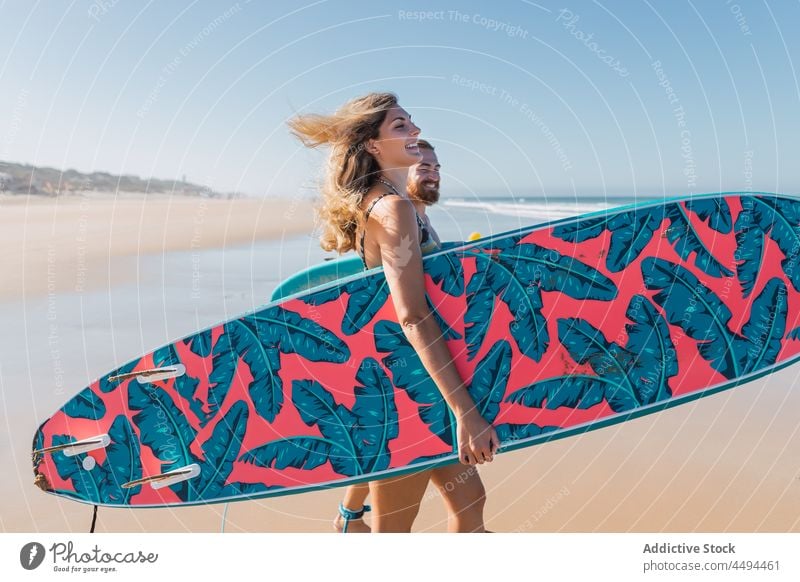 Sportler mit Surfbrettern am Strand Paar Surfer Küste Hobby extrem Freizeit Seeküste Badebekleidung Wassersport Frau Mann Sommer Gerät Ufer Meeresufer Sand