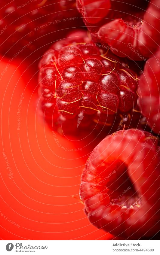 Frische reife Himbeere Himbeeren rot Beeren Lebensmittel natürlich frisch süß lecker trocknen Dessert geschmackvoll organisch Gesundheit Ernährung