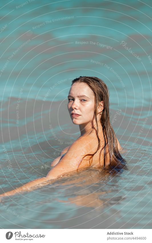 Attraktive Frau im Meerwasser MEER Wasser nackt nasses Haar Tageslicht Sommer Natur Windstille sinnlich stehen allein Meereslandschaft charmant Rippeln tagsüber