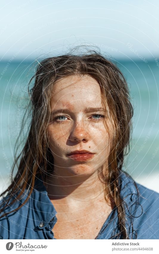 Frau in nassem Hemd am Strand stehend MEER Sommer Sand Wasser Natur sitzen Küste Ufer sich[Akk] entspannen Meeresufer Porträt genießen Seeküste jung friedlich