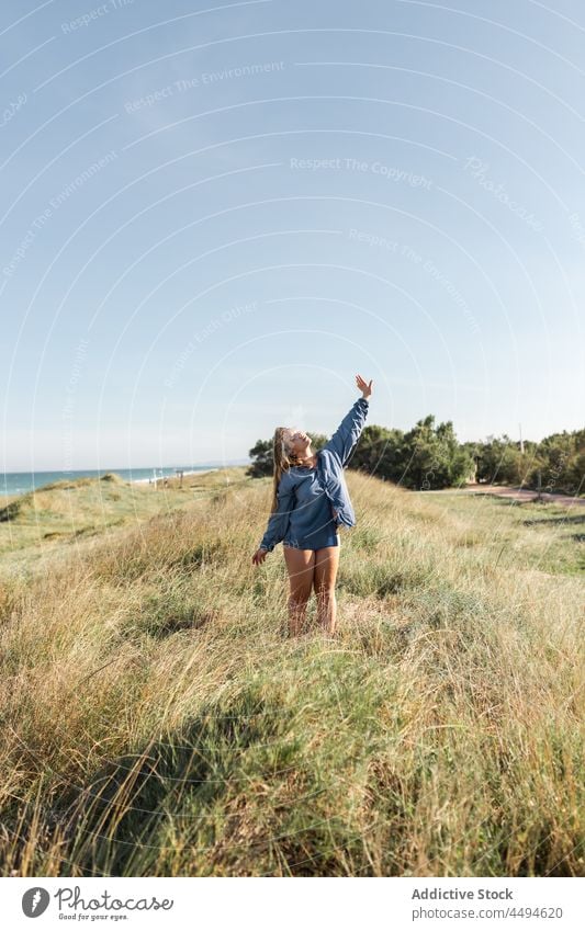 Frau auf einer Wiese stehend Natur Sommer Gras Himmel wolkenlos Landschaft Umwelt friedlich Feld Flora allein Hemd Windstille tagsüber Buchse Pflanze Rasen jung