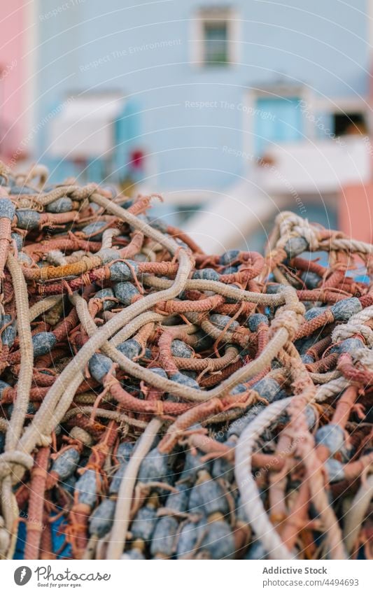 Haufen von Seilen liegt auf der Straße Struktur farbenfroh Element Revier Gebäude wohnbedingt Fischen Haus Detailaufnahme Außenseite Konstruktion Tageslicht