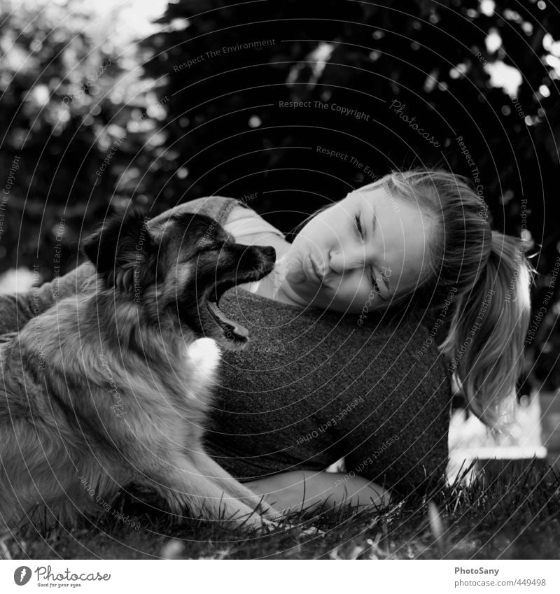 kleiner stinker. feminin Kopf Haare & Frisuren 1 Mensch Haustier Hund Tier liegen schwarz Gefühle Freundschaft Partnerschaft Frau Schwarzweißfoto Außenaufnahme