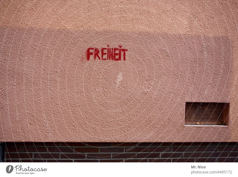 Freiheit Wand Schriftzeichen Fassade Typographie Schilder & Markierungen Wort Menschenrechte Politik & Staat frei freiheitlich Demokratie Gesellschaft