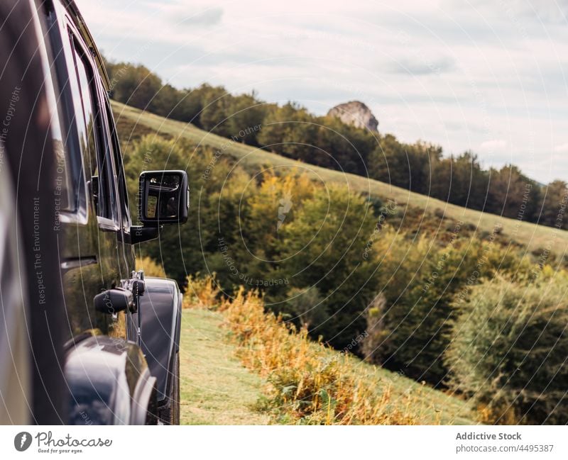 Geländewagen auf der Straße in einer bergigen Landschaft geparkt PKW suv Natur Fahrzeug Autoreise reisen Berghang malerisch Hügel Sonnenuntergang Baum Automobil