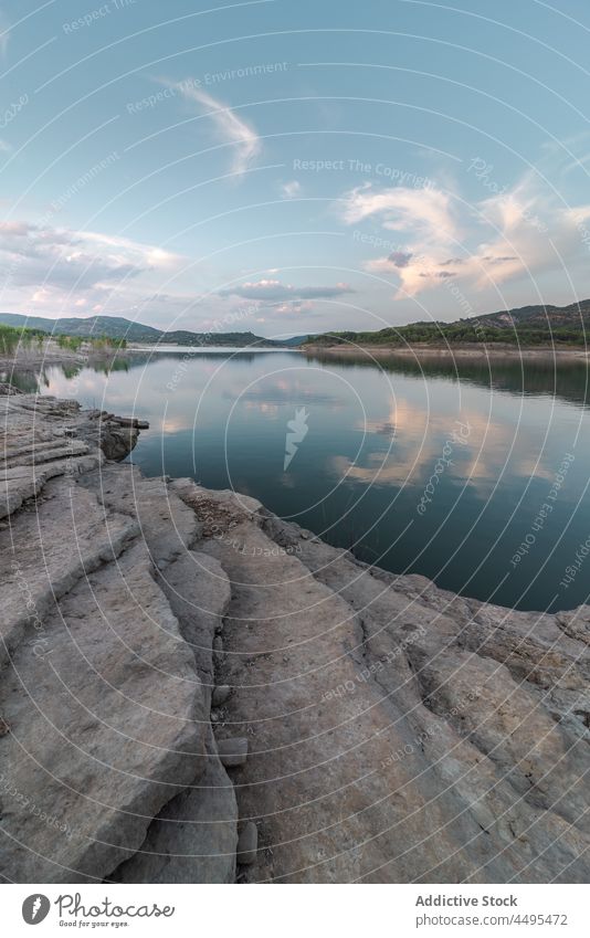 Steiniges Ufer bei ruhigem See Wasser felsig Natur Küste Wasserseite Seeufer Hügel Umwelt malerisch aqua fließen Fluss Hafengebiet Oberfläche natürlich Szene