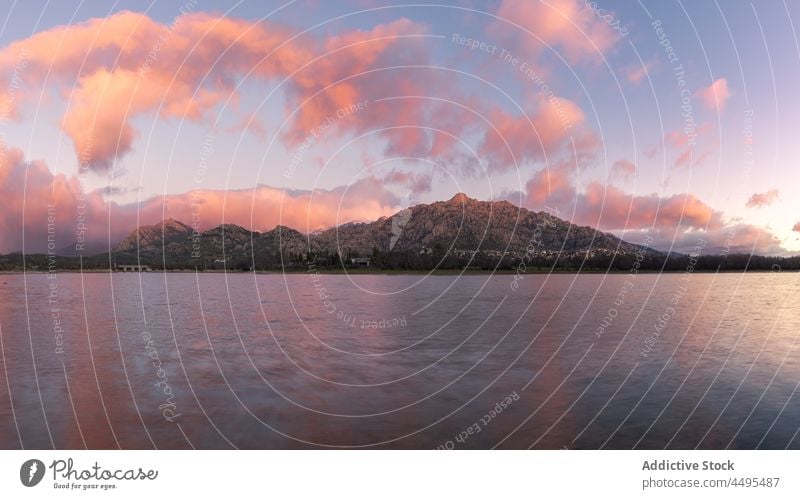 Plätscherndes Meer gegen steilen Berg Wasser MEER Felsen Natur Berge u. Gebirge Küste Wasserseite Abend Sonnenuntergang Ufer Umwelt malerisch aqua fließen Fluss