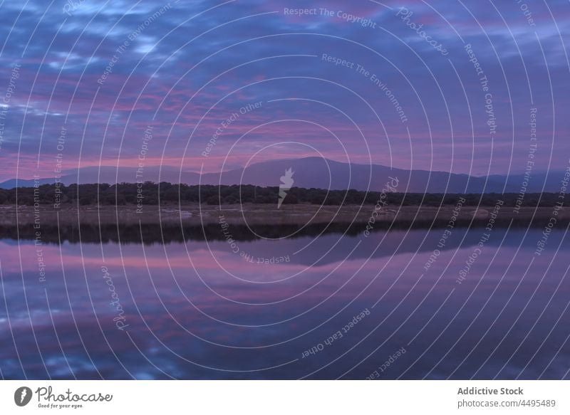 Plätscherndes Meer gegen steilen Berg Wasser MEER Felsen Natur Berge u. Gebirge Küste Wasserseite Abend Sonnenuntergang Ufer Umwelt malerisch aqua fließen Fluss