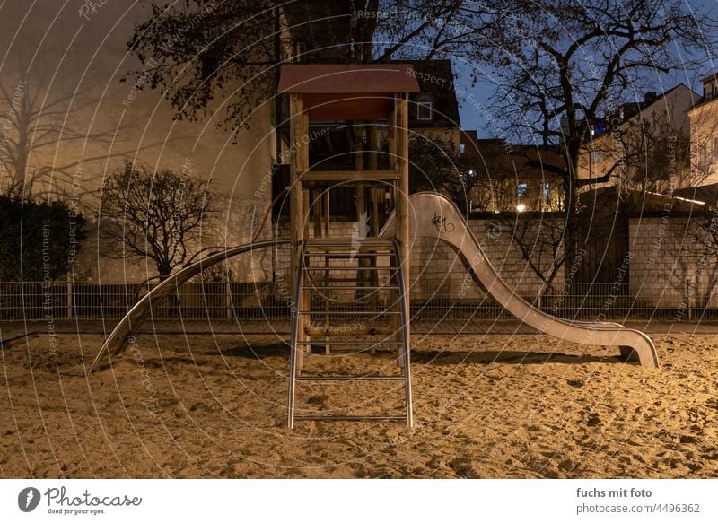 Spielplatz bei Nacht Nachtaufnahme Spielgerät Beleuchtung Licht Stadt dunkel Farbfoto Reflexion & Spiegelung Menschenleer Außenaufnahme Rutsche Klettergerüst