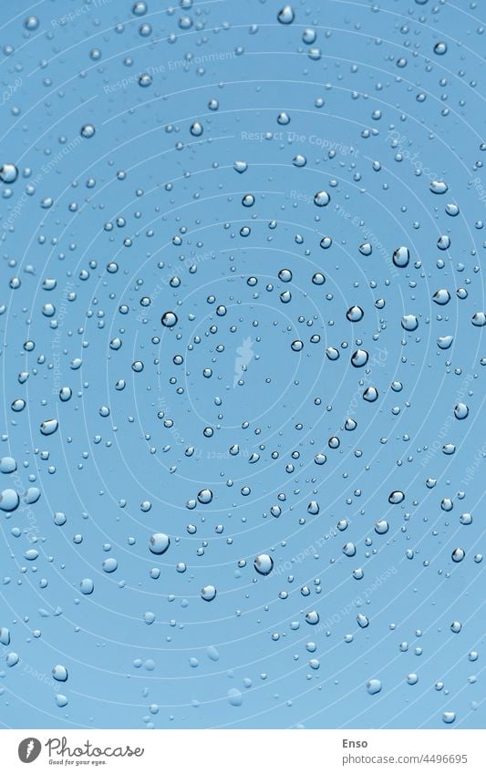 Regentropfen auf dem Fenster, stimmungsvoller blauer Himmel, Vertikalaufnahme Glas Hintergrund Wetter Wasser nass Natur durchsichtig Tropfen Textur liquide