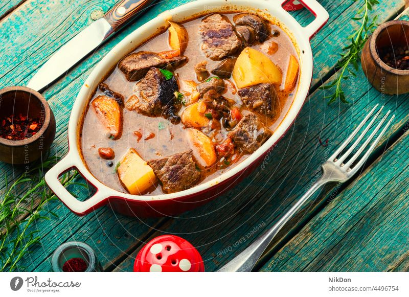 Ragout mit Rindfleisch und Champignons Fleisch schmoren Saucen Fleischeintopf Rindfleischsauce Bratensauce Lebensmittel Kalbfleisch Speise Gemüse fleischig