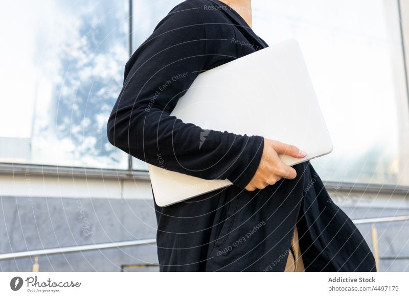 Anonymer Student mit Laptop auf der Straße Mann Schüler Bildung Gebäude Campus Universität Stil intelligent klug männlich Großstadt jung Computer Stadt Typ