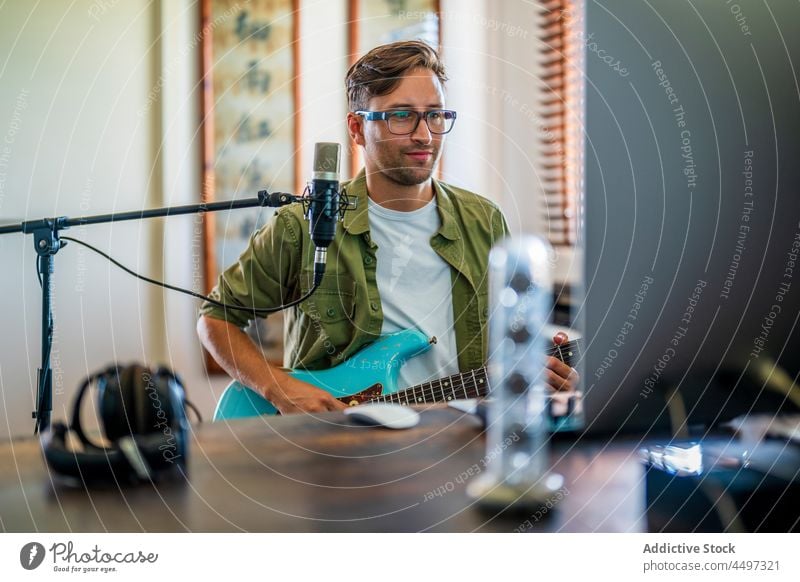 Gitarrist spielt E-Gitarre im Studio Mann Gitarrenspieler Kopfhörer Mikrofon Musiker spielen Aufzeichnen Instrument Melodie Talent männlich Hobby Fähigkeit