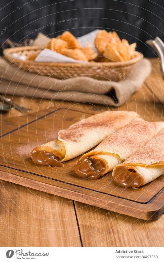 Crêpes mit Dulce de Leche-Füllung dulce de leche süß Dessert Leckerbissen kulinarisch selbstgemacht rollen Brotbelag schwelgen Lebensmittel geschmackvoll Küche