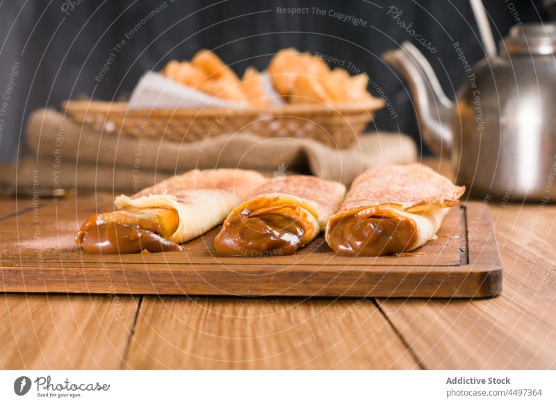 Crêpes mit Dulce de Leche-Füllung dulce de leche süß Dessert Leckerbissen kulinarisch selbstgemacht rollen Brotbelag schwelgen Lebensmittel geschmackvoll Küche