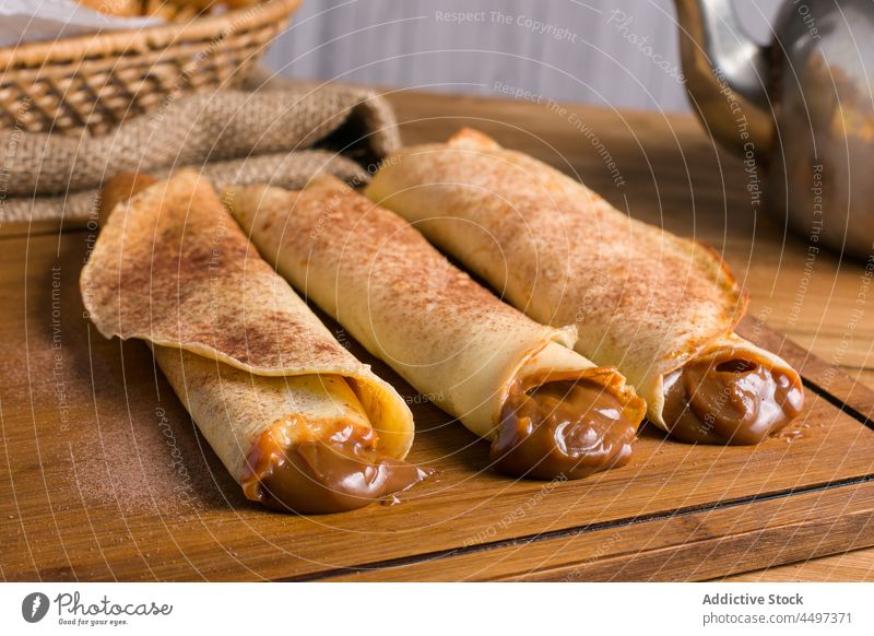 Crêpes mit Dulce de Leche-Füllung dulce de leche süß Dessert Leckerbissen kulinarisch selbstgemacht rollen Brotbelag schwelgen Lebensmittel geschmackvoll Küche