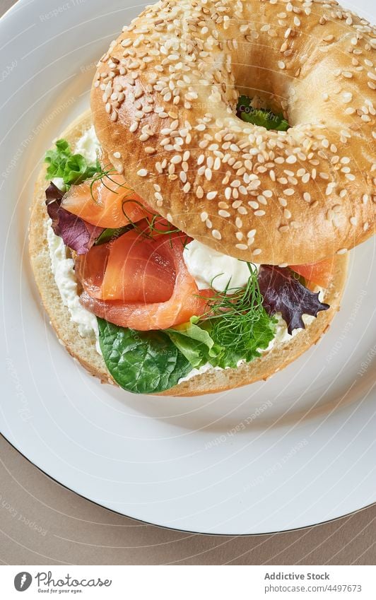 Geteilter Bagel mit Kräuter- und Gemüsefüllung Lebensmittel Kraut geschmackvoll Hälfte appetitlich Split besetzen Snack lecker organisch Ernährung Bestandteil