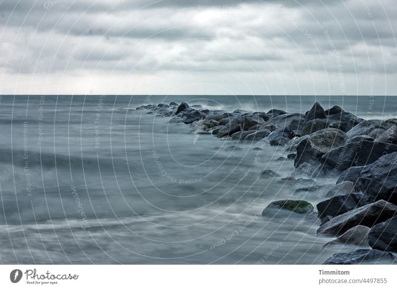 Nordsee und Mole Wasser Wellen Steine Gischt Außenaufnahme Himmel Wolken Ferien & Urlaub & Reisen Meer Farbfoto Natur Horizont Dänemark Menschenleer Urelemente