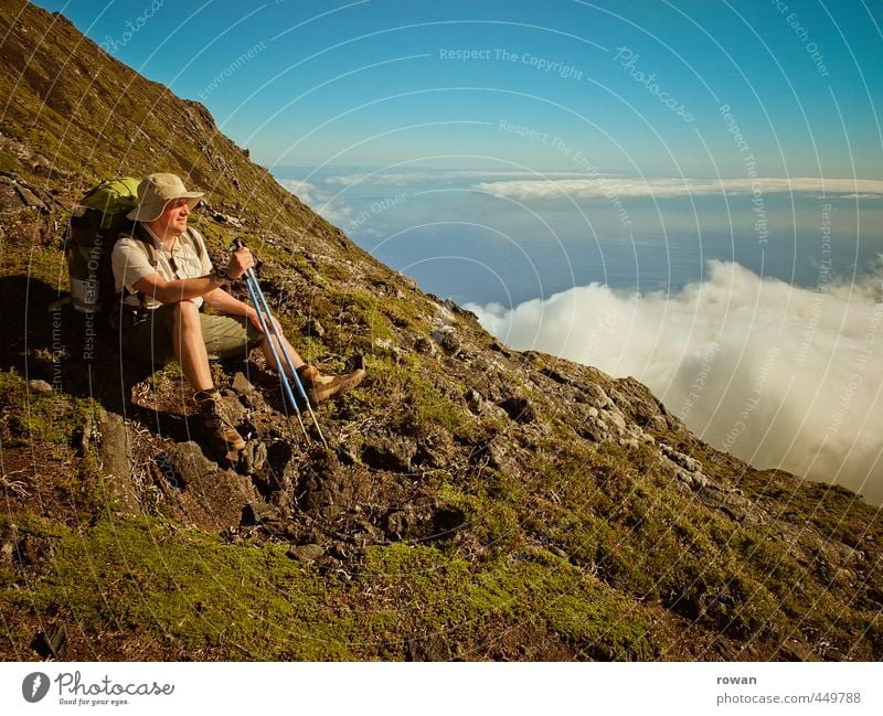 bergsteiger Mensch maskulin Junger Mann Jugendliche Erwachsene Wolken Hügel Felsen Alpen Berge u. Gebirge Gipfel Ferne frei Fröhlichkeit Glück Unendlichkeit