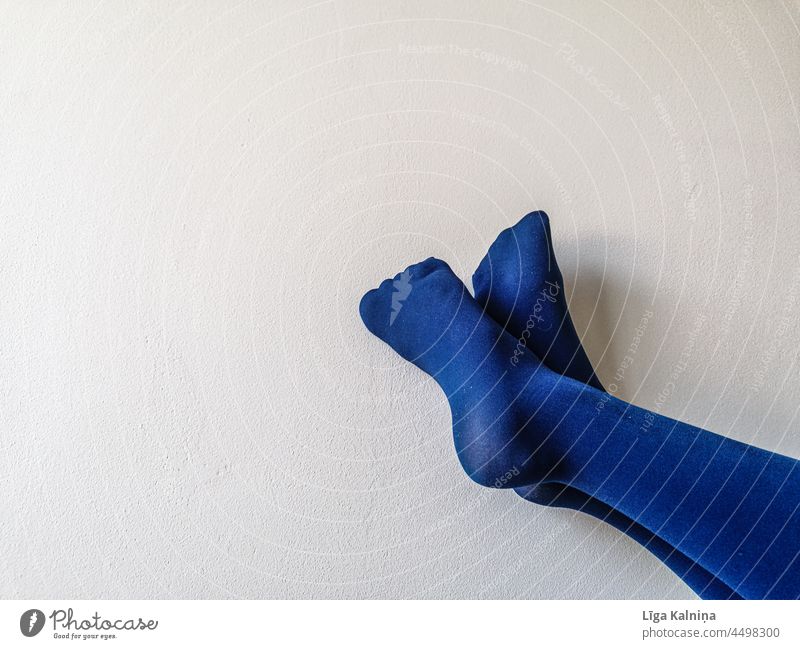 Füße in blauer Strumpfhose Fuß Zehen Beine Mensch Frau Farbfoto Schuhe feminin Mode Bekleidung Strümpfe Stil Tag minimalistisch sehr wenige Minimalismus