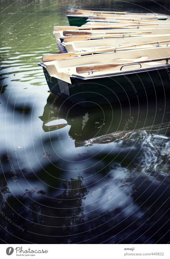 Bööteln Umwelt Natur Wasser Park Teich See Ruderboot natürlich blau Wasserfahrzeug Bootsfahrt Farbfoto Außenaufnahme Menschenleer Tag Schwache Tiefenschärfe