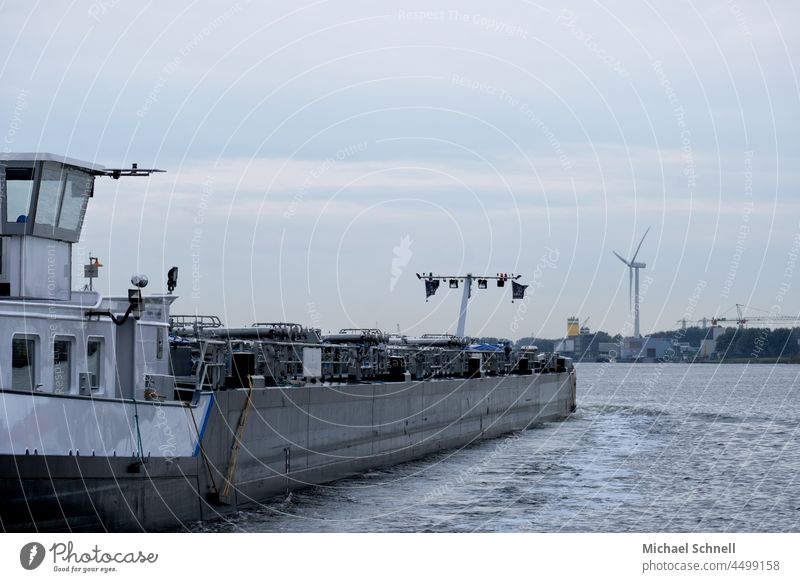 Großes Lastschiff im Hafen von Amsterdam lastschiff Schifffahrt Wasser Menschenleer Farbfoto Außenaufnahme lang groß Verkehr transport Industrie Transport