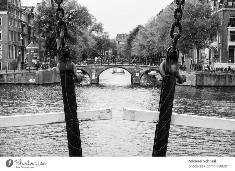 Gracht und Brücke in Amsterdam Außenaufnahme Halterungen Tourismus Niederlande Wasser Stadtzentrum Architektur Kanal Stadtleben Ferien & Urlaub & Reisen