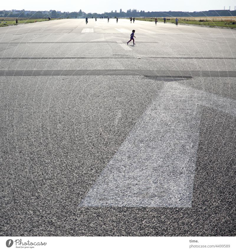 Flugplätze zu Spielwiesen Panorama (Aussicht) Kind startbahn Gegenlicht Sonnenlicht Ferne Wandel & Veränderung Stimmung Perspektive Kreativität Inspiration