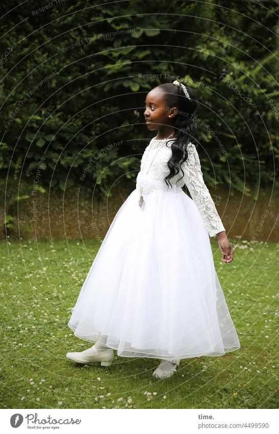 Gloria • Mädchen in einem weißen Festkleid auf einer Wiese Profil Ganzkörperaufnahme Porträt Farbfoto Inspiration Leben Wachsamkeit Warmherzigkeit Neugier