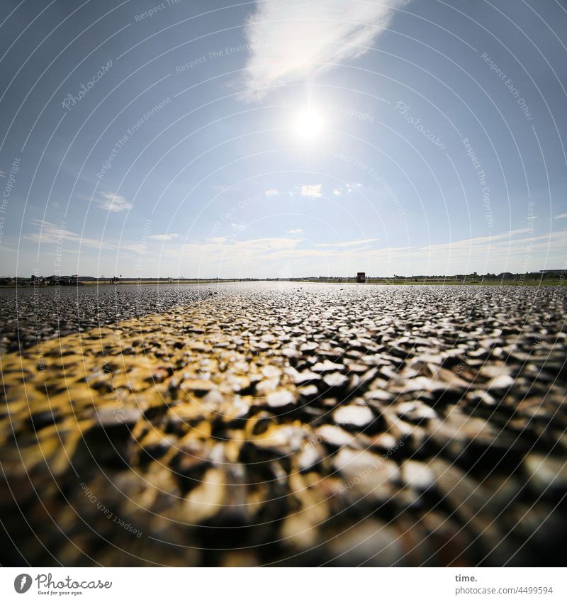 Rollfeld, friedlicher teer steine startbahn gelb horizont schwarz himmel sonne gegenlicht flughafen rollfeld asphalt oberfläche untergrund