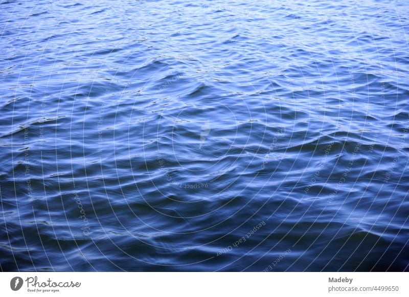 Blau schimmernde Wasseroberfläche mit leichtem Wellengang des Poyrazlar Gölü bei Adapazari im Sommer bei Sonnenschein in der Provinz Sakarya in der Türkei