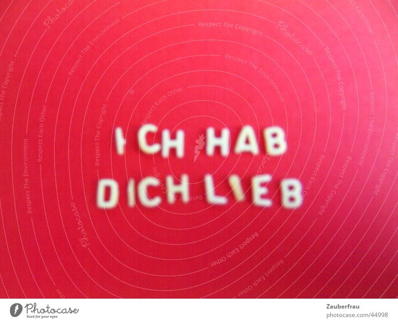 Stilles Bekenntnis auf rot! Liebe 1 gebastelt Tonpapier Buchstaben Nudeln gelegt