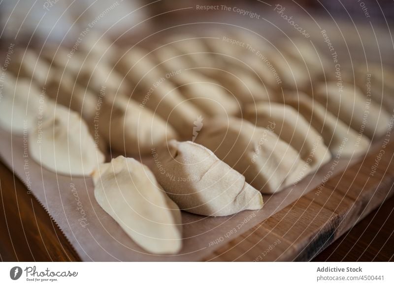 Rohe Jiaozi-Knödel auf dem Tisch jiaozi Teigwaren Asiatische Küche roh Zeug Koch Mahlzeit selbstgemacht Fleisch Lebensmittel Tradition Chinesisch kulinarisch