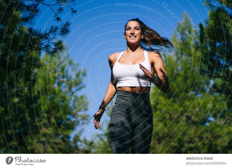 Glückliche Frau beim Joggen auf dem Lande Frauen joggen laufen Zwilling passen Fitness Schwester Aktivität sportlich Zusammensein Lifestyle schlank