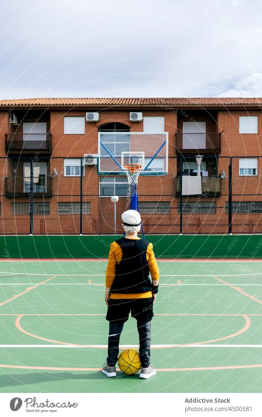 Unbekannter Sportler mit Basketball auf Spielplatz Ball Reifen Sportpark Training Gericht spielen Hobby professionell Sommer Öffentlich Aktivität Person