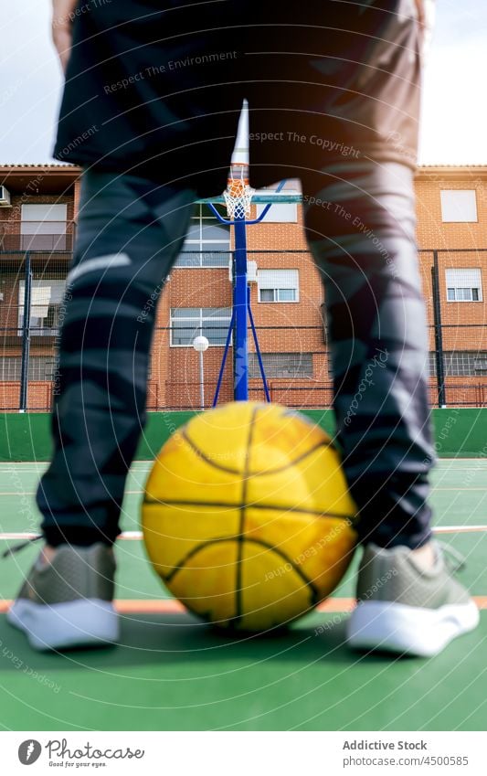 Unbekannter Sportler mit Basketball auf Spielplatz Ball Reifen Sportpark Training Gericht spielen Hobby professionell Sommer Öffentlich Aktivität Person