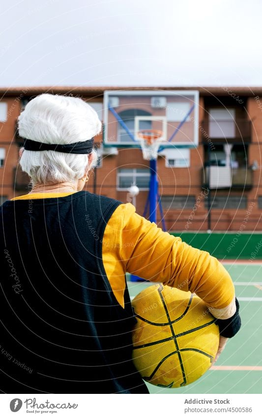 Unbekannter Sportler mit Basketball auf Spielplatz Ball Reifen Sportpark Training Gericht spielen Hobby professionell Sommer Öffentlich Aktivität Person