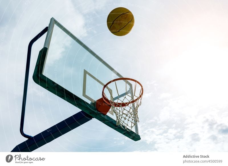 Ball fliegt im Basketballkorb Reifen Spielplatz Sportpark Gerät werfen Bewegung Korb Netz Gericht Rückwand Form professionell kreisen Sommer Hobby Öffentlich